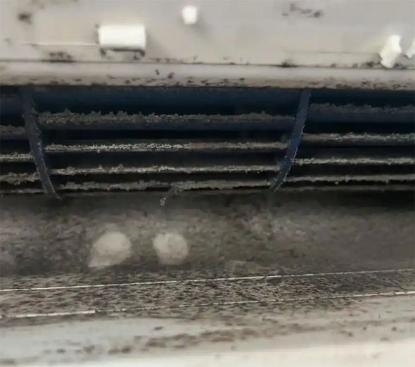 花都空调吹的风有股烧焦味是怎么回事